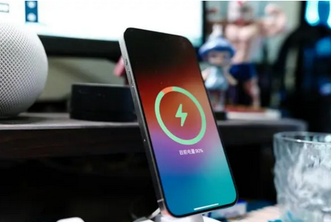 向阳苹果15换屏服务分享用什么充电器给iPhone15充电更好 